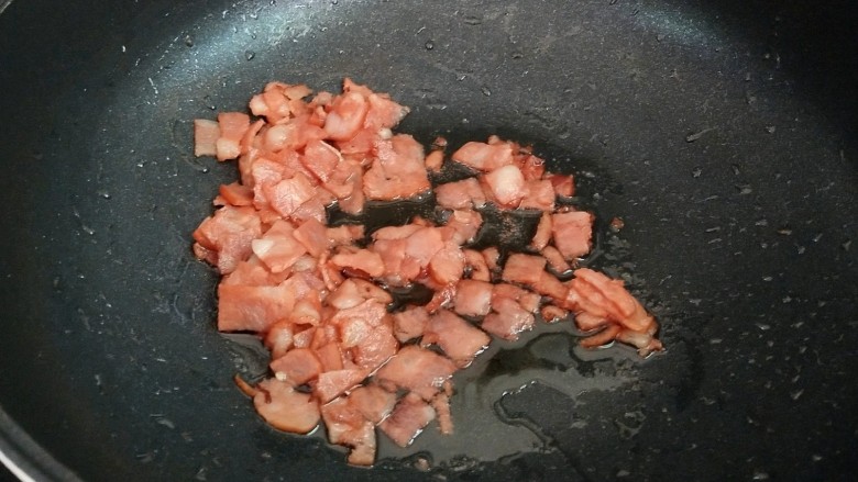 培根青椒鸡蛋软饼,下培根煸至微黄,盛出备用