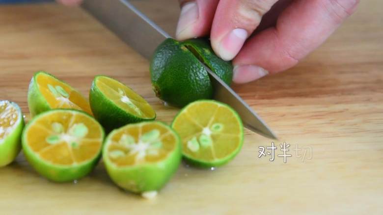 养乐多青柠绿茶—简单易学的小清新饮料，奶茶铺点单率超高,小青柠对半切开。
