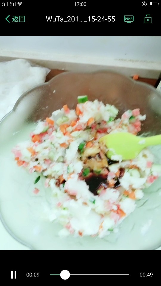 培根土豆泥饭包,加入生抽,盐,搅拌均匀