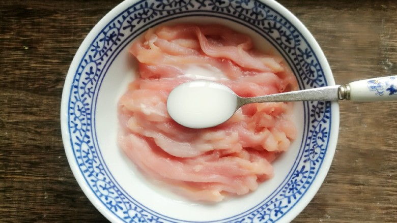辣椒炒肉丝,肉丝放在碗中,加入适量的水淀粉。
