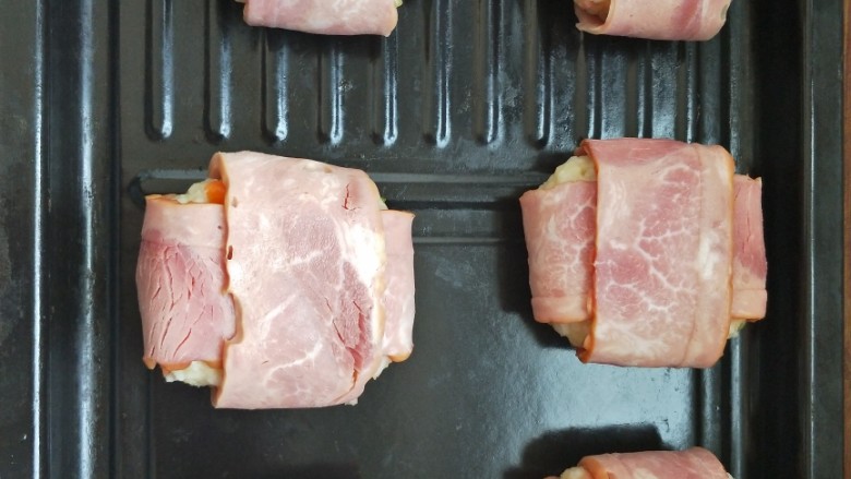 培根土豆泥饭包,摆在烤盘儿上!