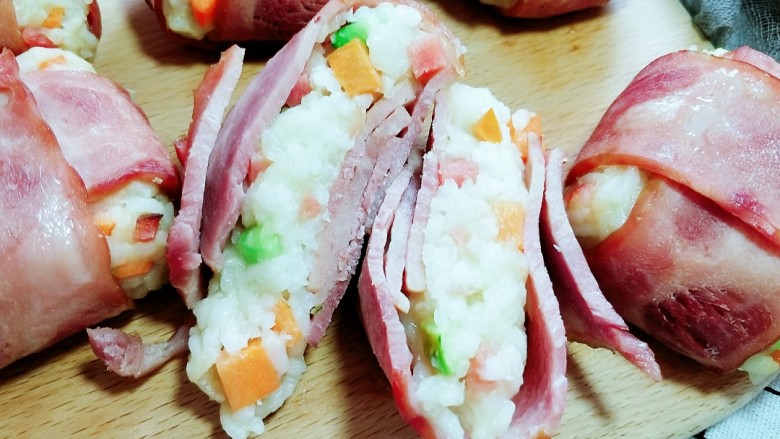 培根土豆泥饭包,喜欢吃芝士的,可以把饭团里加点芝士!