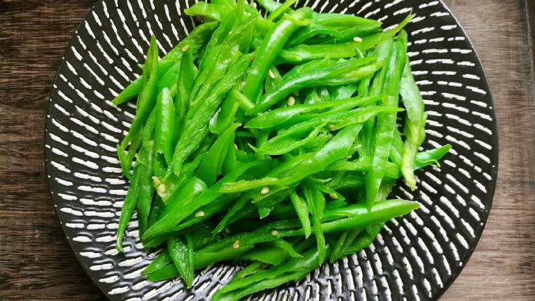 辣椒炒肉丝,盛入盘中,这样做去辣气,也可以缩短烹饪的时间。