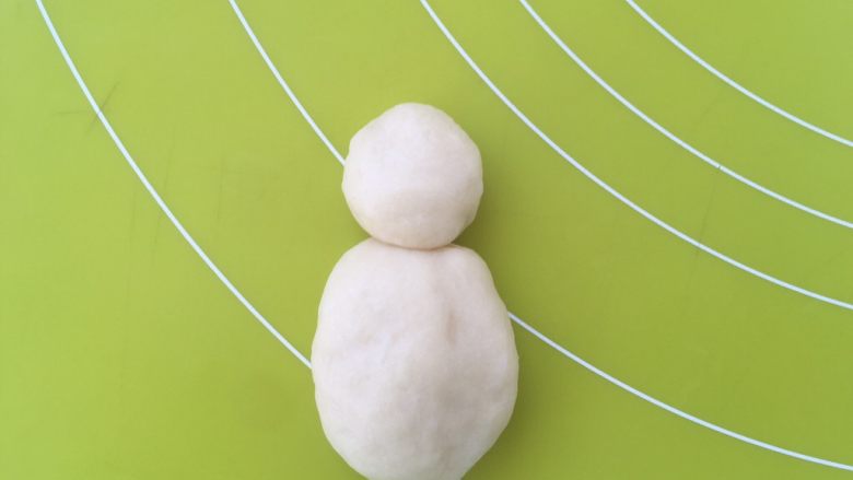 拔萝卜,再取一块大一点的面团,搓圆,做小动物的身体,将两份面团黏在一起