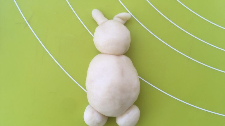 拔萝卜,取两小块面团,搓成球,做小动作的腿
