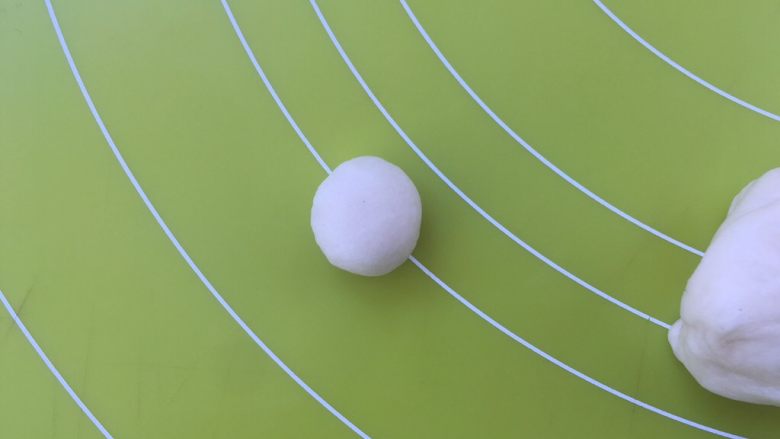 拔萝卜,取一小块面团,大约2克左右,搓成圆球,做小动物的脑袋