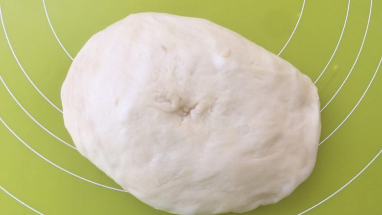 拔萝卜,取出按压排气,之后放一旁盖保鲜膜