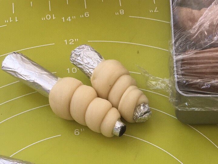 拔萝卜,以后绕着锡纸棒旋转,最后头的部分藏在上一个旋转的面条里面,捏紧