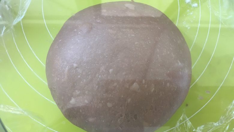拔萝卜,将面团揉均匀,盖保鲜膜室温发酵