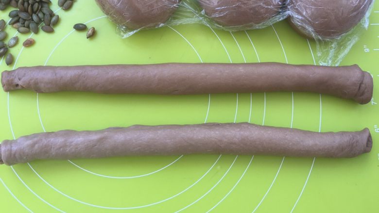 拔萝卜,从铺满果干的一边开始卷起来,尽量卷的紧一点