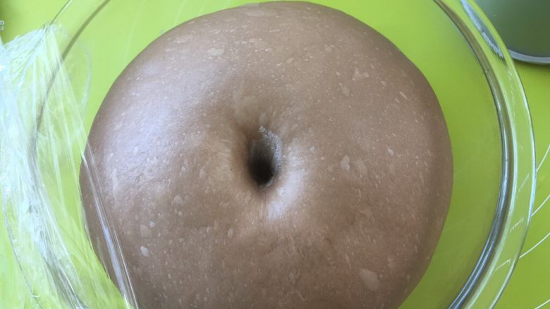 拔萝卜,可可面团先发酵好,发酵好的面团,手指沾干粉按下去有个圆圆的洞,有轻微回弹即可
