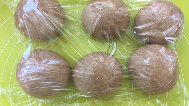 拔萝卜,将每一份面团揉至表面光滑,盖保鲜膜松弛15分钟