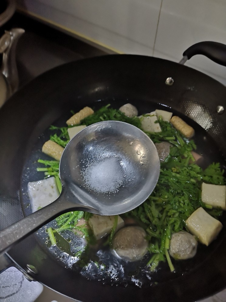 茼蒿丸子汤,放盐