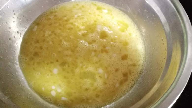 荞麦太妃糖酸奶小蛋糕,隔热水融化,搅拌均匀,然后关火。烤箱170度预热3分钟。