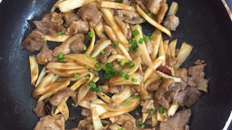 瘦肉炒放冰箱一周还是很嫩的笋子