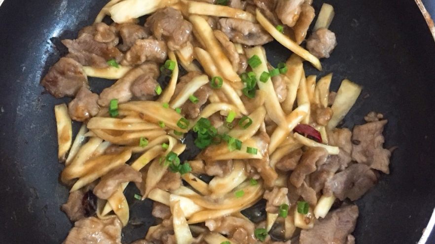 瘦肉炒放冰箱一周还是很嫩的笋子