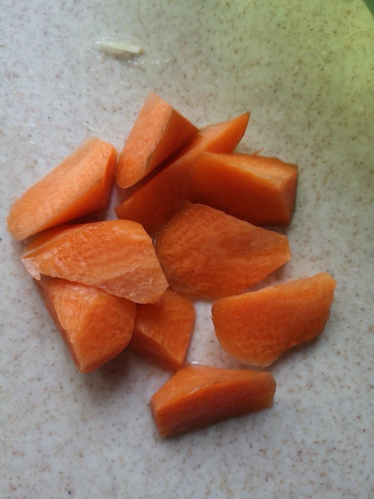 土豆焖牛肉,<a style='color:red;display:inline-block;' href='/shicai/ 25'>胡萝卜</a>洗净
切滚刀