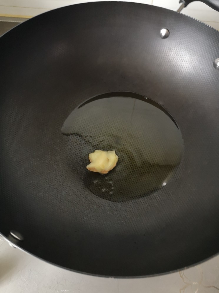 土豆焖牛肉,锅里放油
放入<a style='color:red;display:inline-block;' href='/shicai/ 2800'>生姜</a>