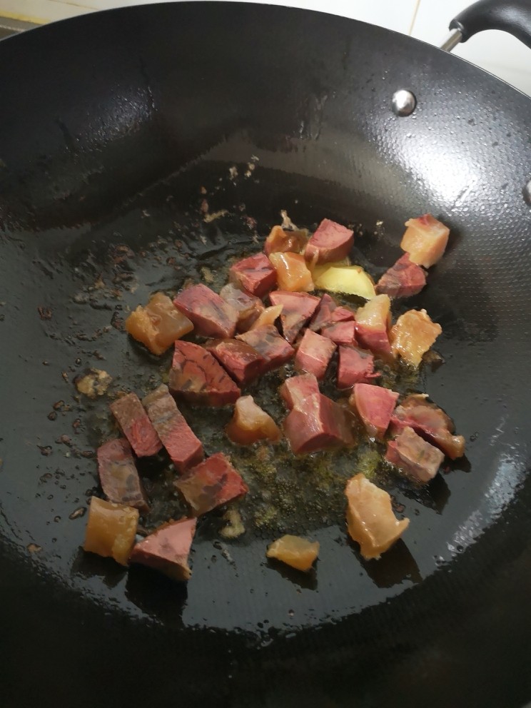 土豆焖牛肉,放入牛肉煸炒