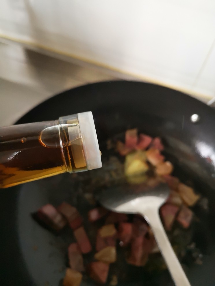 土豆焖牛肉,倒入<a style='color:red;display:inline-block;' href='/shicai/ 718'>料酒</a>