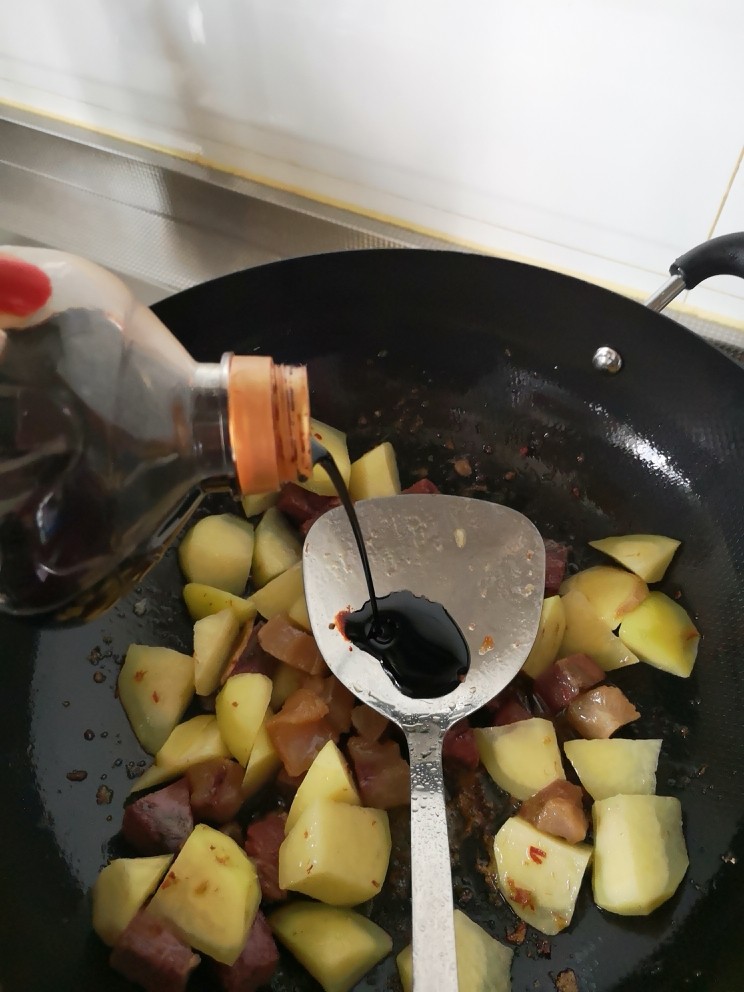 土豆焖牛肉,放入生抽煸炒
