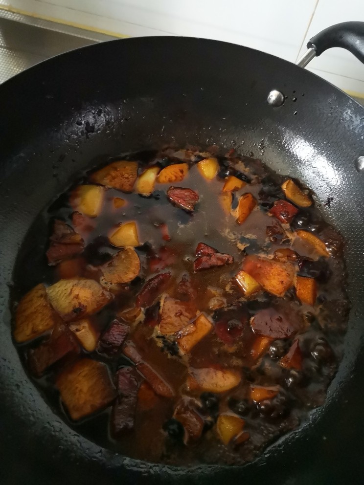 土豆焖牛肉,倒水
大火烧开
小火焖十分钟左右