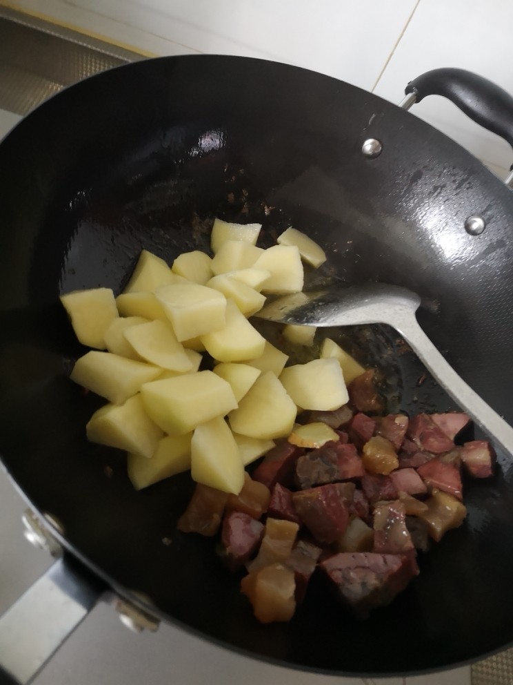 土豆焖牛肉,牛肉放置一旁
土豆下锅煸炒一会儿