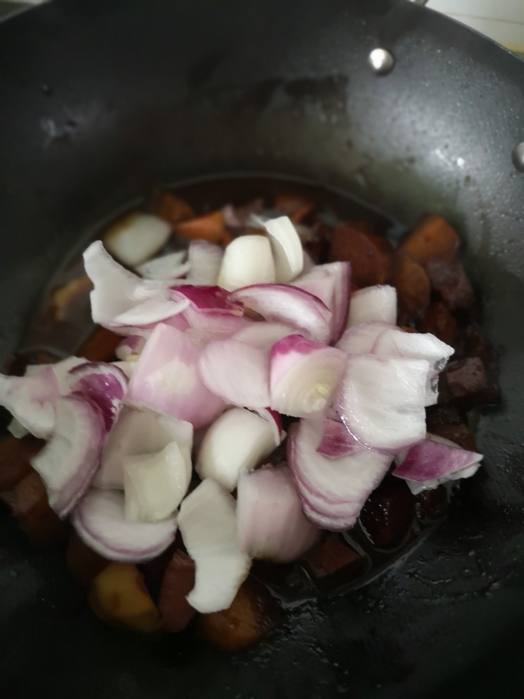 土豆焖牛肉,放入洋葱
翻炒至上色