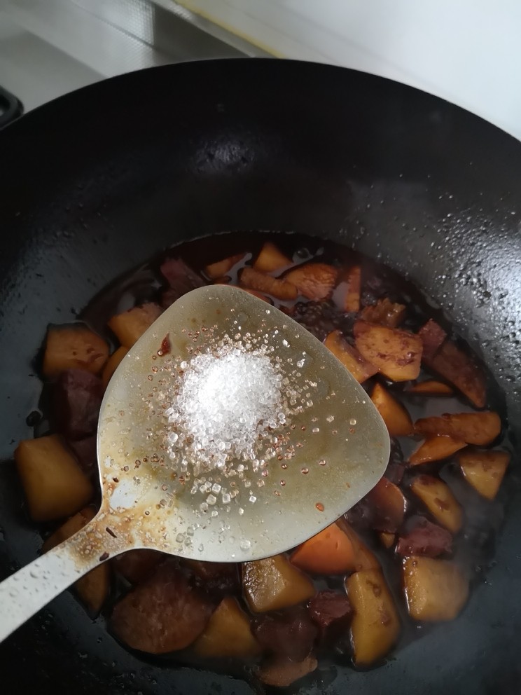 土豆焖牛肉,白<a style='color:red;display:inline-block;' href='/shicai/ 10588'>糖</a>
焖五分钟左右