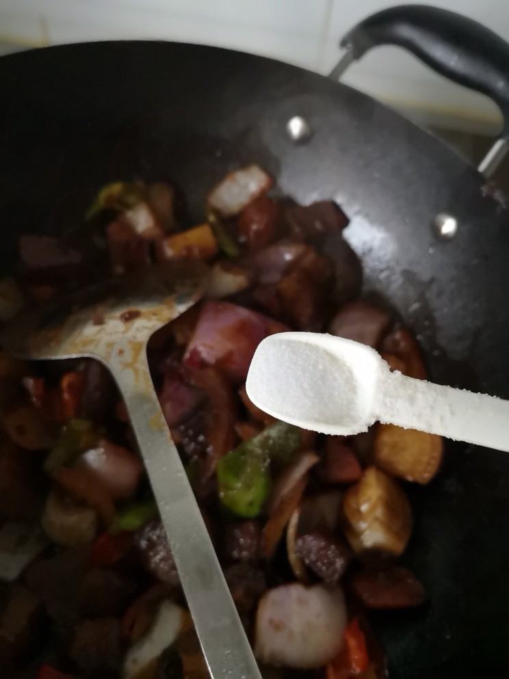 土豆焖牛肉,放少许盐
大火收汤