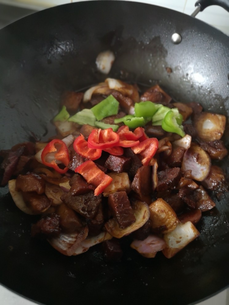 土豆焖牛肉,放入青椒红椒
翻炒至上色