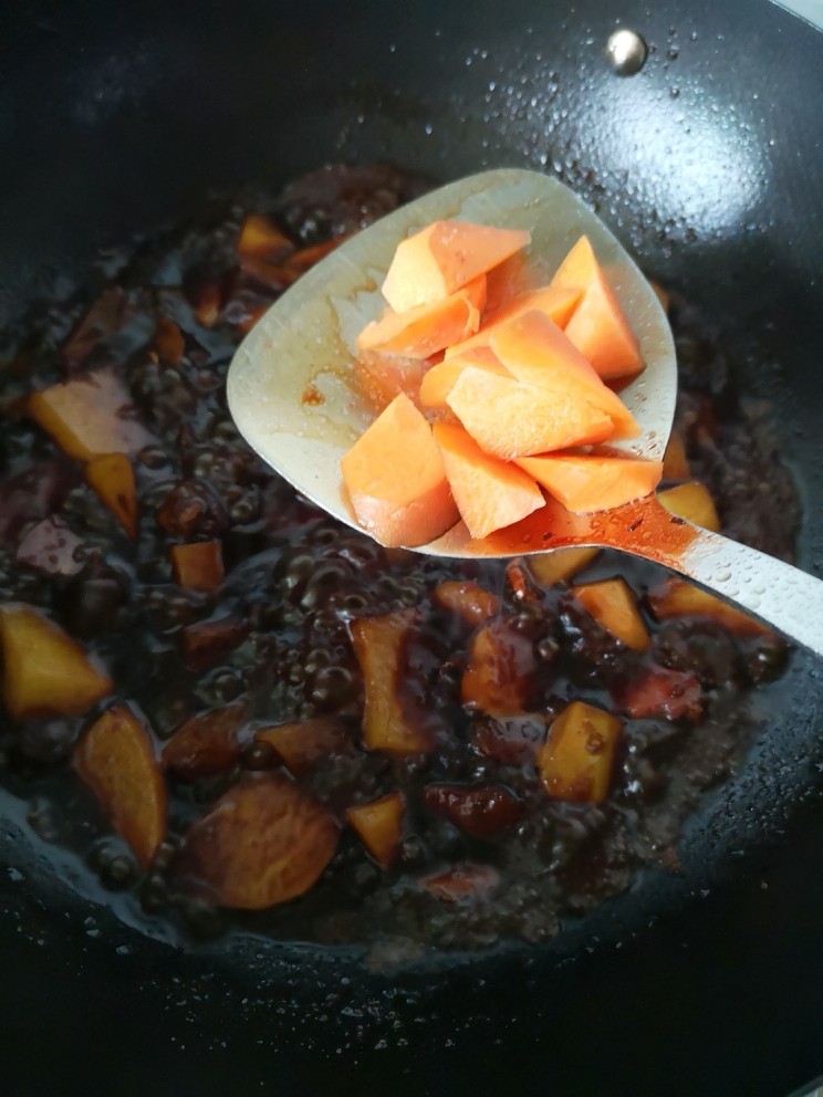 土豆焖牛肉,放入胡萝卜