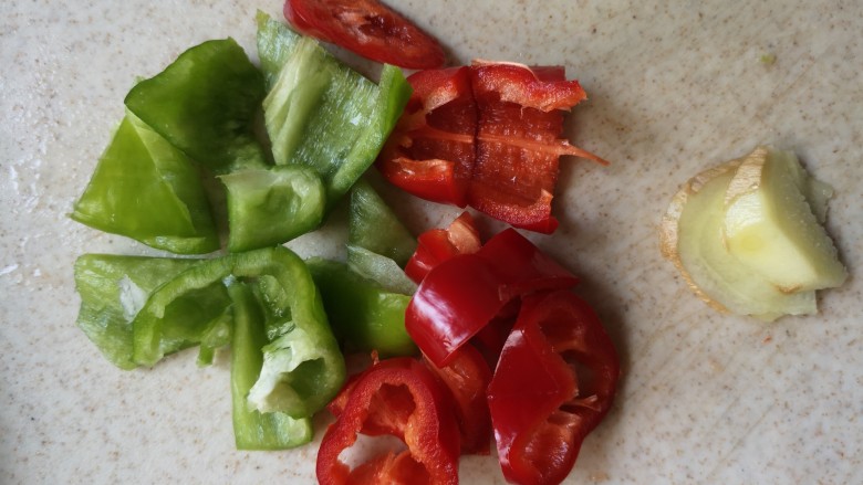 土豆焖牛肉,姜
青红椒切块