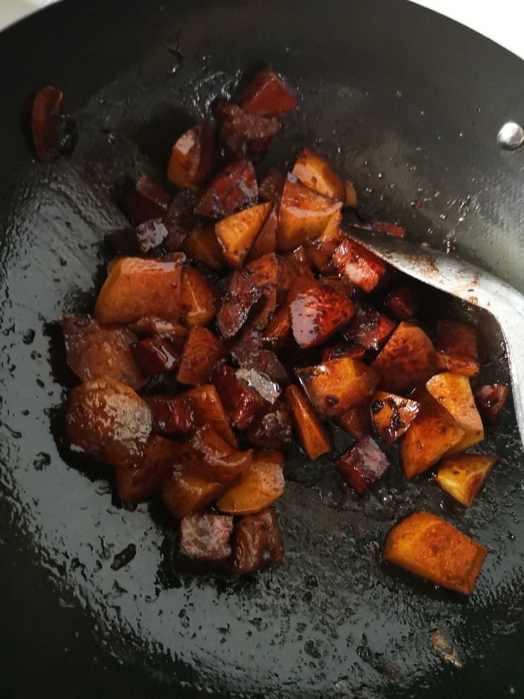 土豆焖牛肉,炒至上色