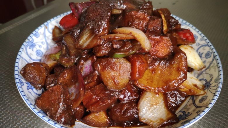 土豆焖牛肉,每块牛肉上都包裹着浓浓的汤汁