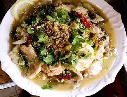 柠檬酸菜鱼,锅里热油,浇在上面