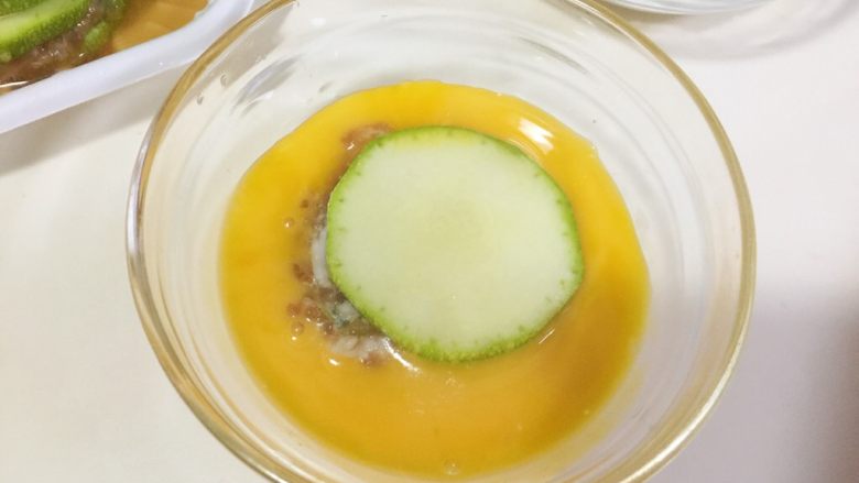 西葫芦盒子,将夹好肉的西葫芦放入鸡蛋液中翻滚一下