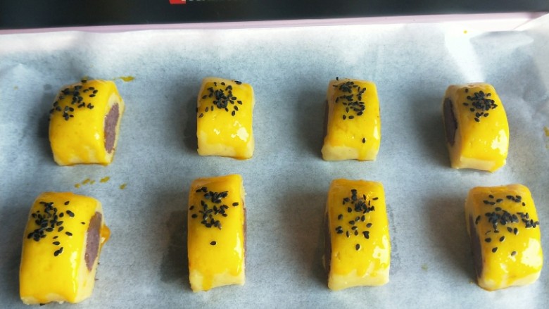 烘焙零失败,✨手把手教你做口感香酥一口酥
,刷上蛋黄水,撒上<a style='color:red;display:inline-block;' href='/shicai/ 668'>黑芝麻</a>。