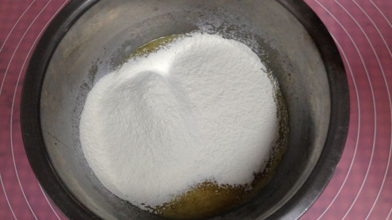 蔓越莓猫爪蛋糕,
筛入混合粉类,用刮刀拌匀