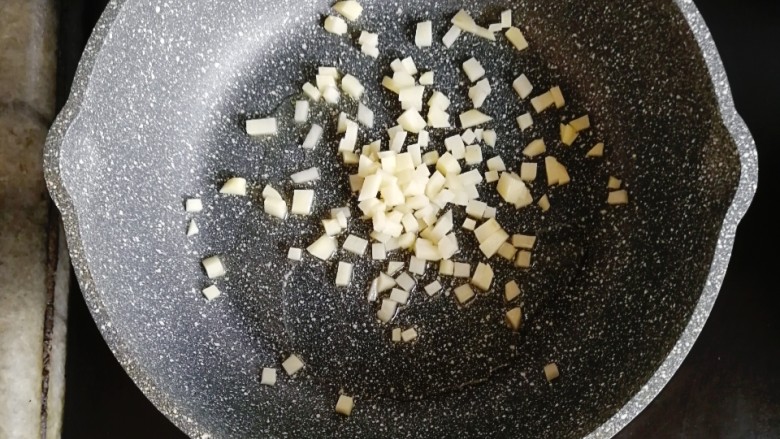 彩蔬奶酪小丸子,锅内少许油,倒入土豆翻炒至断生