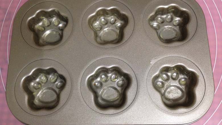 蔓越莓猫爪蛋糕,模具用软化的黄油涂抹内壁(配方外)