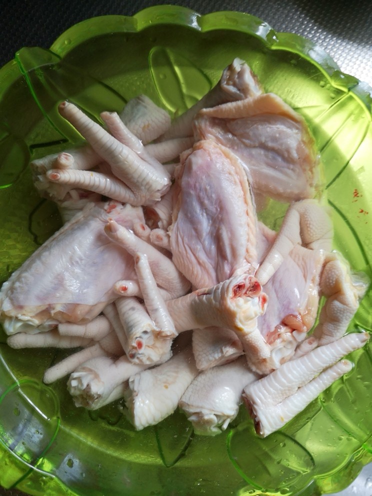 红烧鸡爪鸡翅,<a style='color:red;display:inline-block;' href='/shicai/ 89'>鸡爪</a><a style='color:red;display:inline-block;' href='/shicai/ 96'>鸡翅</a>浸泡洗净