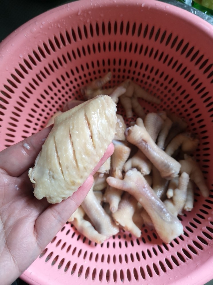 红烧鸡爪鸡翅,放料酒焯水五分钟左右
倒出再用冷水冲洗
鸡翅划刀
