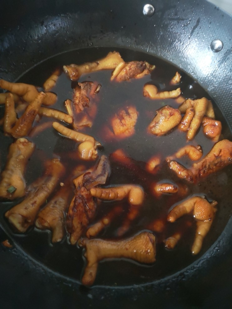 红烧鸡爪鸡翅,倒入末过鸡爪鸡翅的水