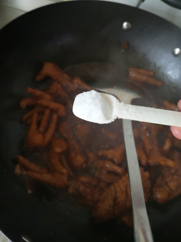 红烧鸡爪鸡翅,放少许盐