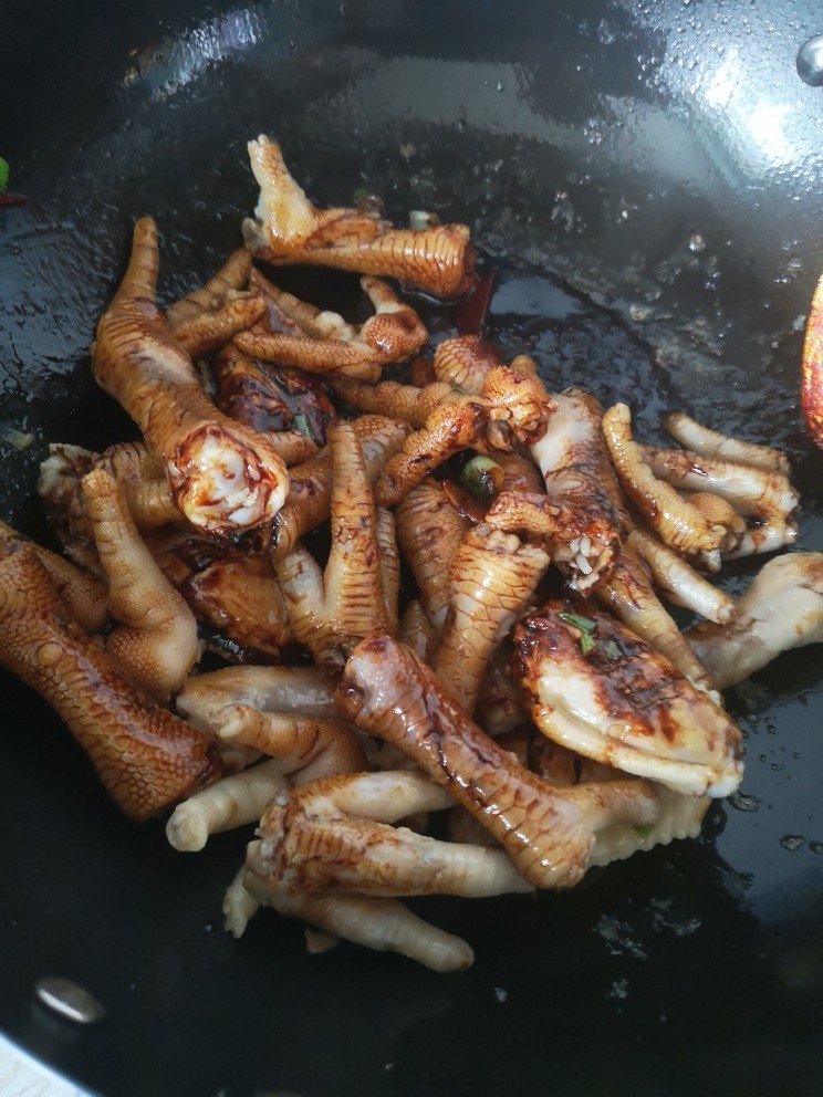 红烧鸡爪鸡翅,倒入<a style='color:red;display:inline-block;' href='/shicai/ 762'>老抽</a>