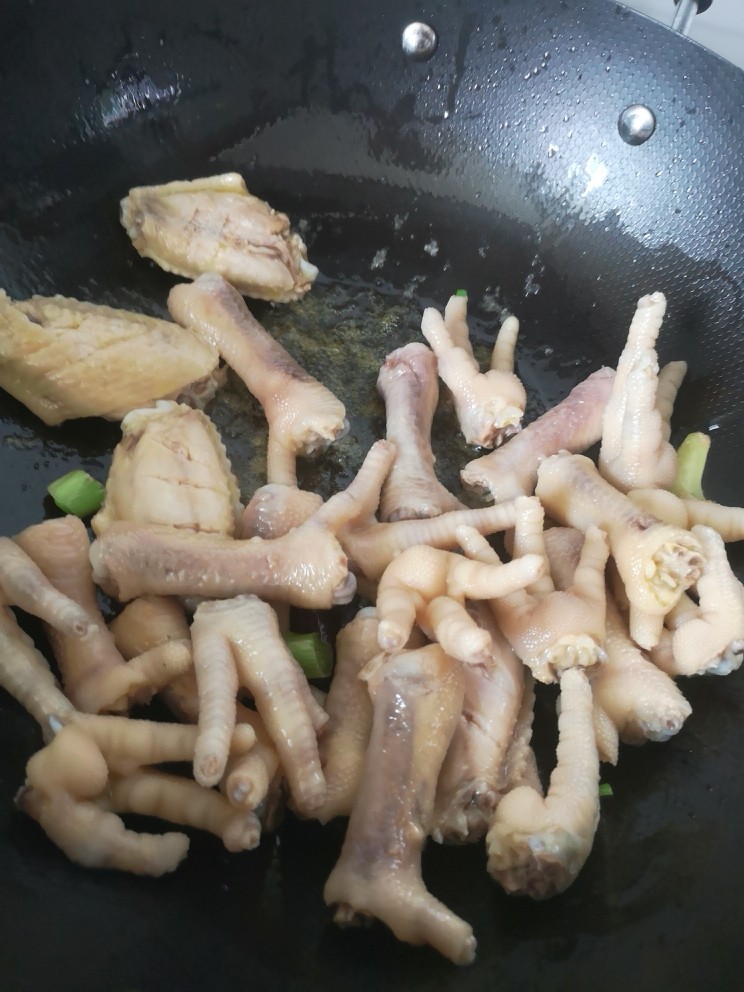 红烧鸡爪鸡翅,锅里放油，下葱姜桂皮炒香
放入鸡爪鸡翅煸炒