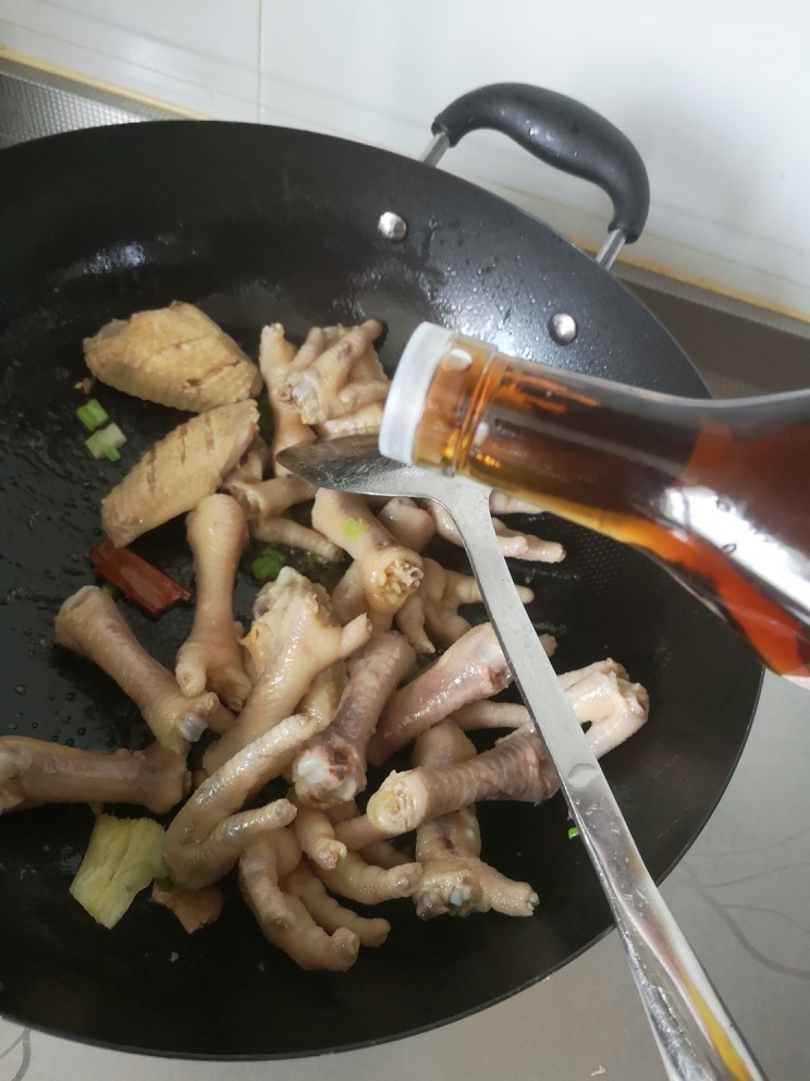 红烧鸡爪鸡翅,倒入料酒