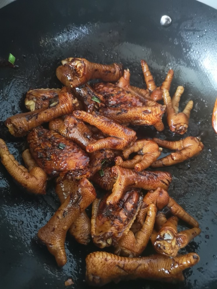红烧鸡爪鸡翅,翻炒至上色