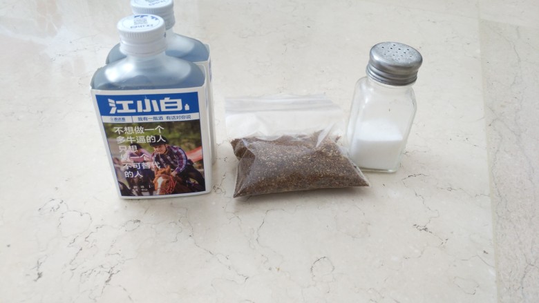 自制风干肠,在这里我着重推荐江小白,它和正常家里酿出来的米酒味道很相似,不会像其它<a style='color:red;display:inline-block;' href='/shicai/ 900'>白酒</a>那样有一股香精的味道,而影响腊肉味。粉碎好的花椒粉和所需要的盐。